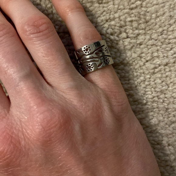 Thick Floral Cutout Ring - Picture 2 of 2